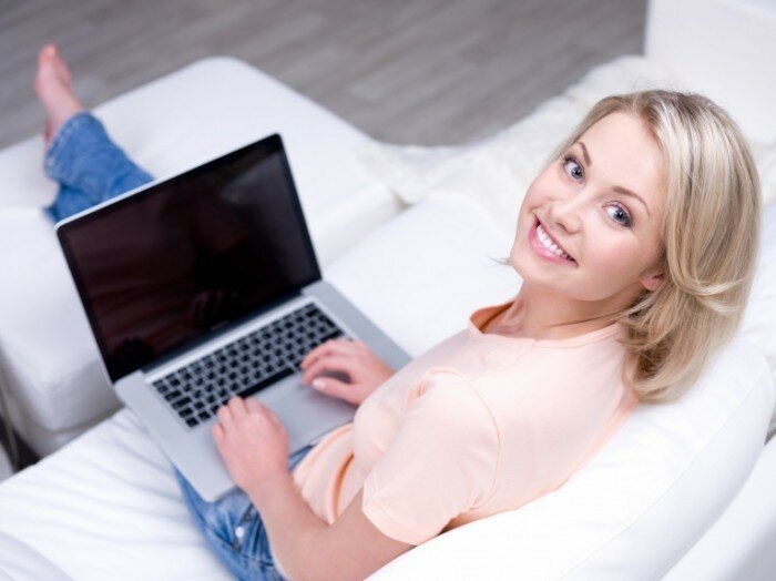 shutterstock 58262164 700x524 Девушка за ноутбуком Girl behind the laptop