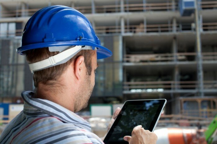 Depositphotos Construction specialist using tablet 6600063 l 700x465 Строитель в каске с планшетом Builder in helmet with tablet