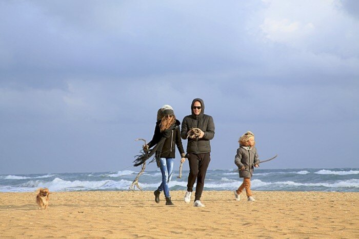 Semya plyazh osen more Family beach autumn sea 5760 3840 700x466 Семья, пляж, осень, море Family, beach, autumn, sea